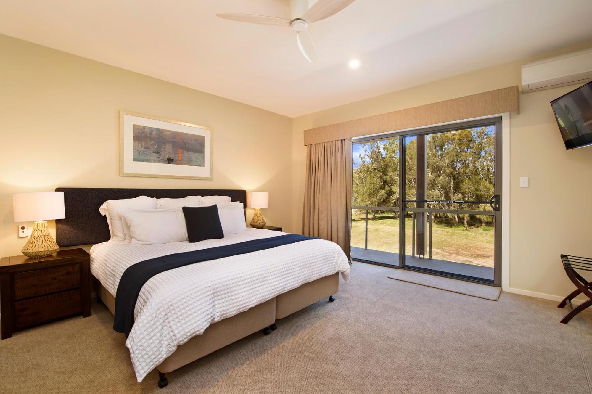 Deluxe King Room with Garden View and Spa Bath,711720247:JPEG