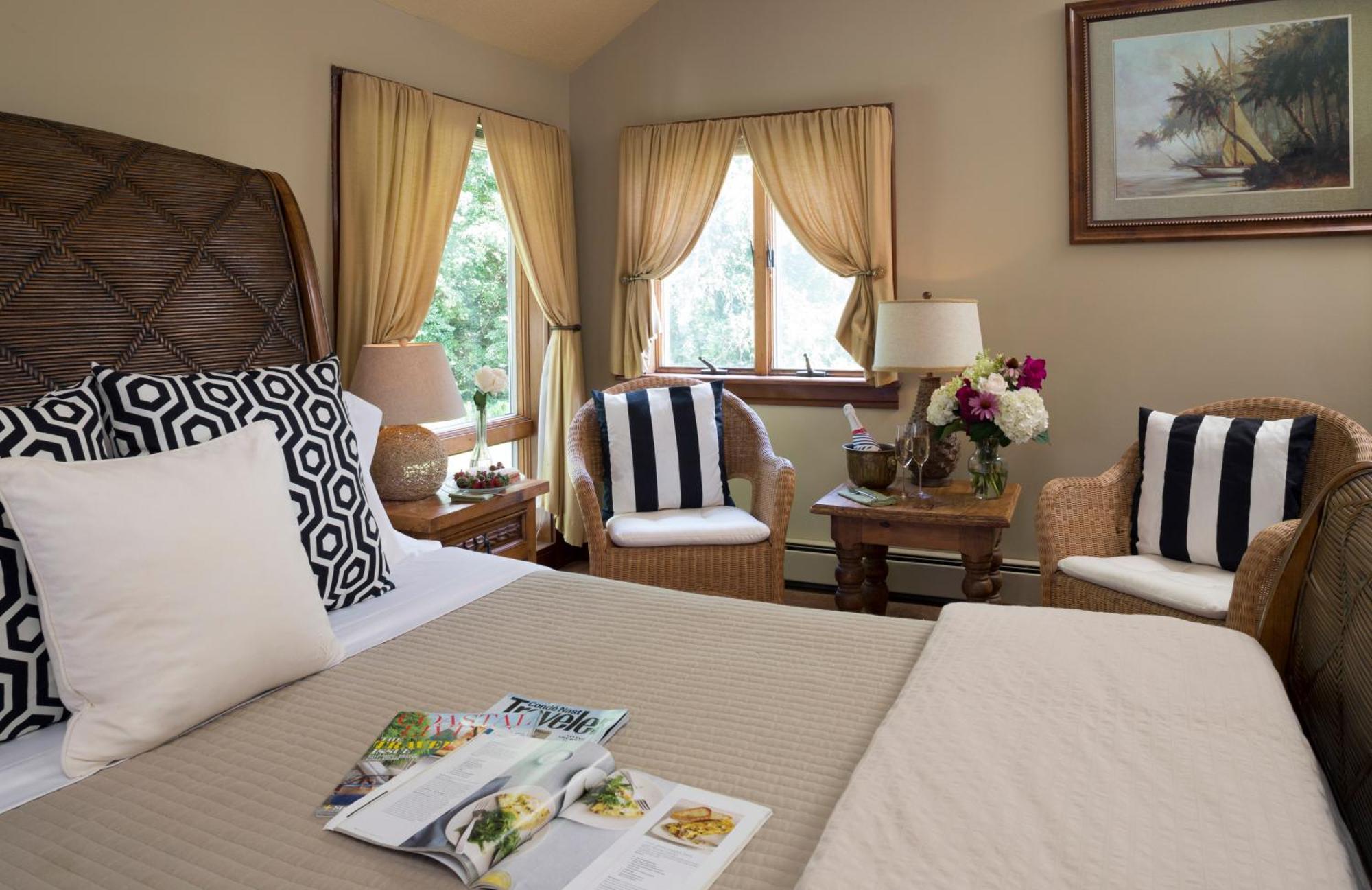 Queen Room with Jetted Tub and Deluxe Balcony