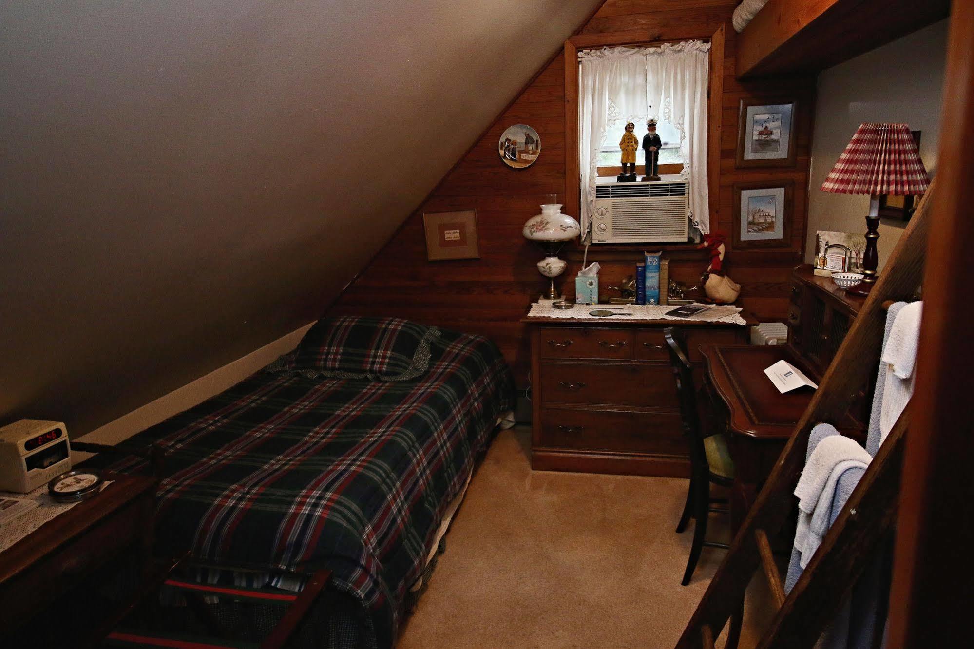 Large Twin Room with Shared Shower and Toilet