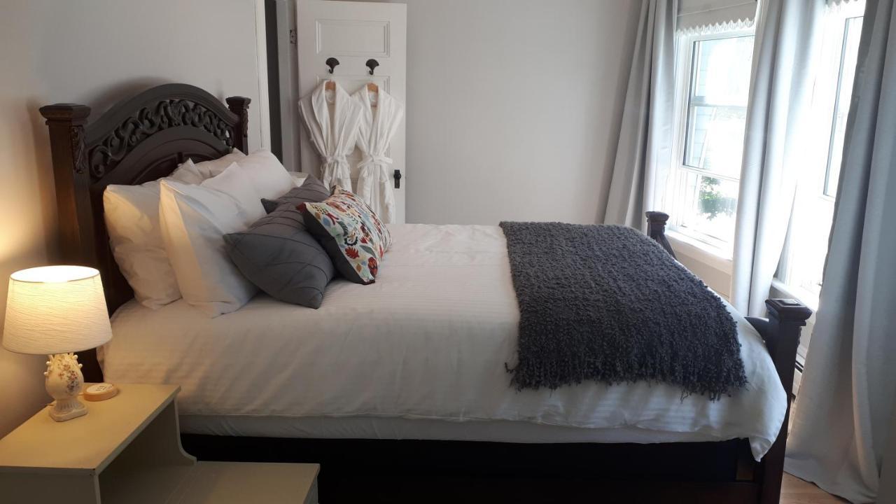 Deluxe Double Room with Street View