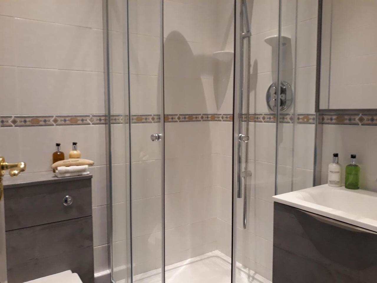 Deluxe Double Room Shower,435094512:JPEG