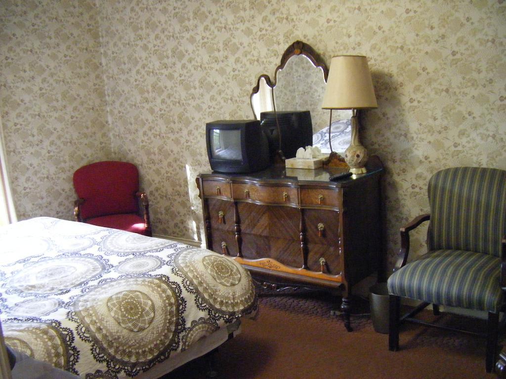 King or Twin Room with Shared Bathroom