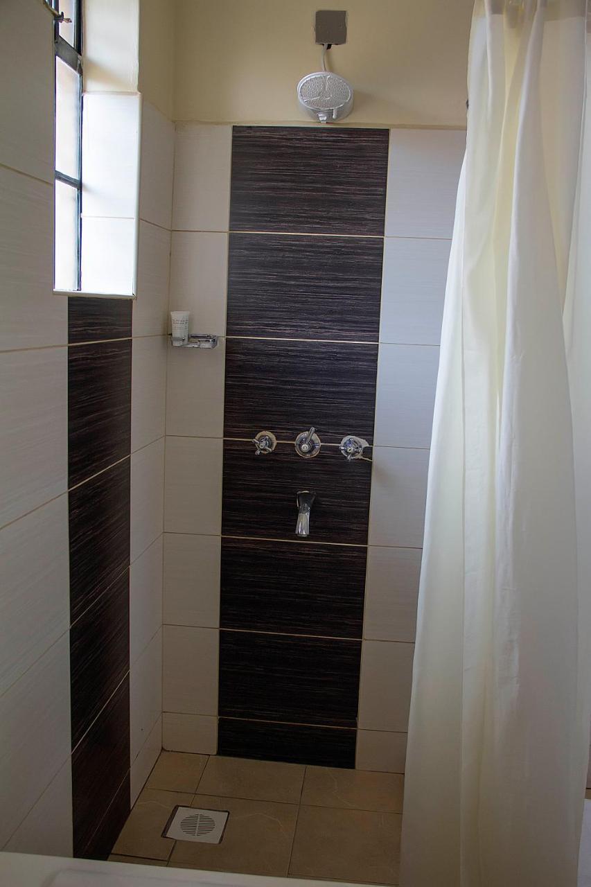 Deluxe Queen Room with Bathtub