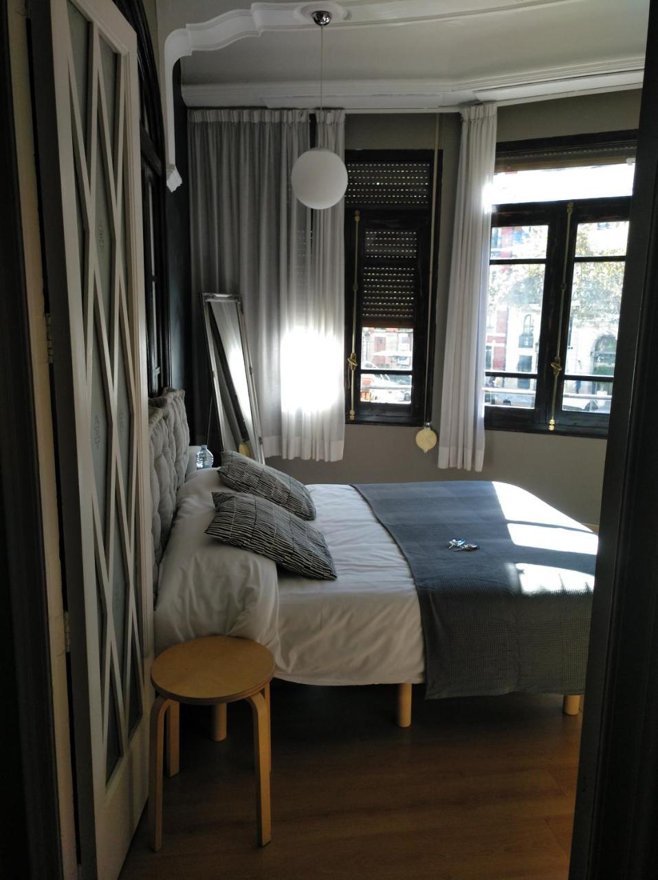 Queen Room with Shared Bathroom,743561623:JPEG