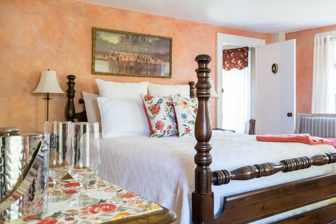 Queen Room 4,750594104:JPEG