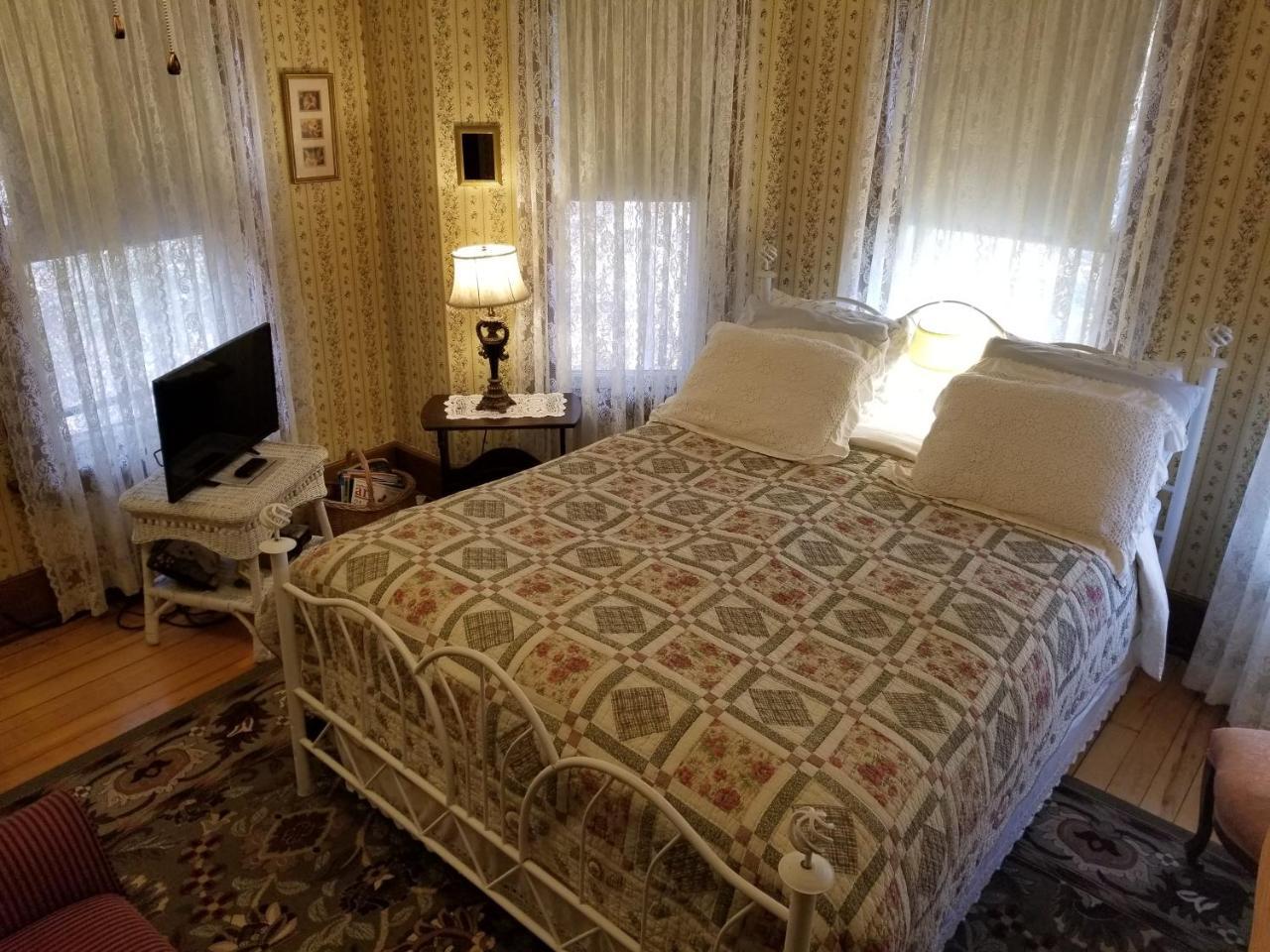 Desiree's Queen Room,533611833:JPEG