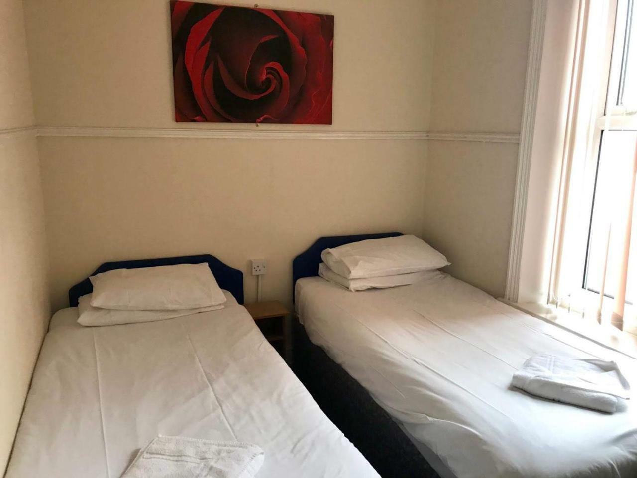 Twin Room with Private Bathroom