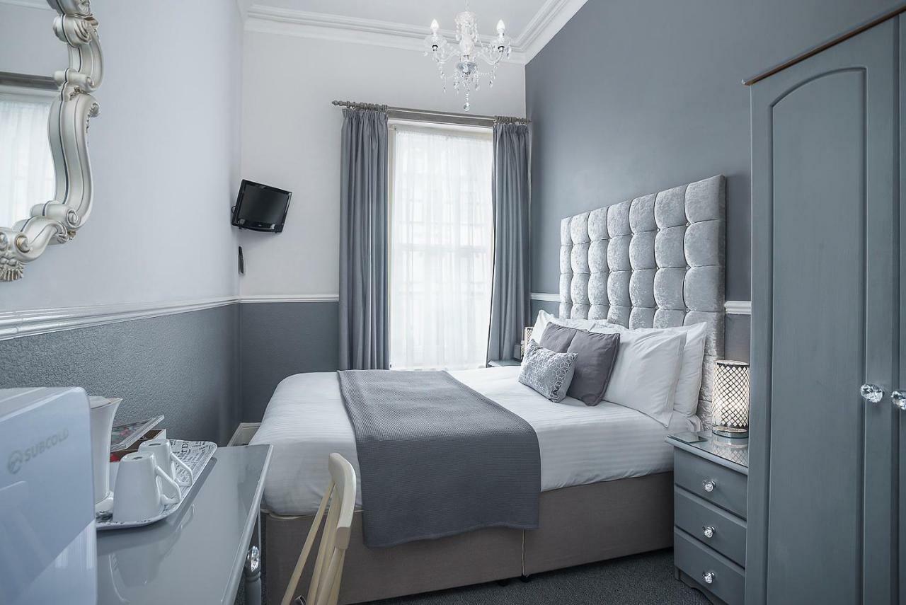 Small Double Room with En-Suite Shower