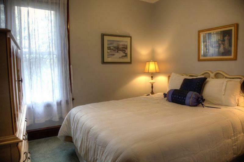 Deluxe Queen Suite