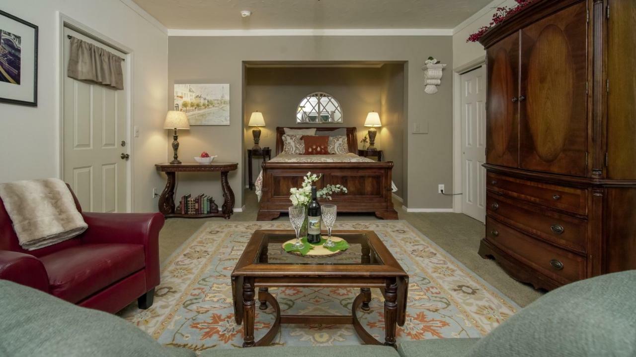 Queen Suite with River View (Orchard)