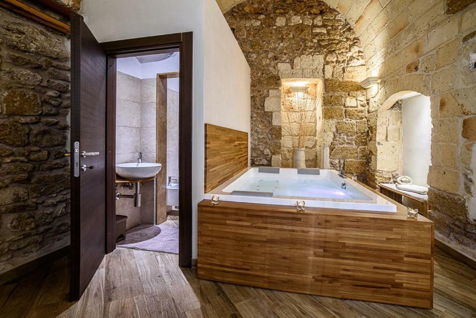 King Suite Spa Bath