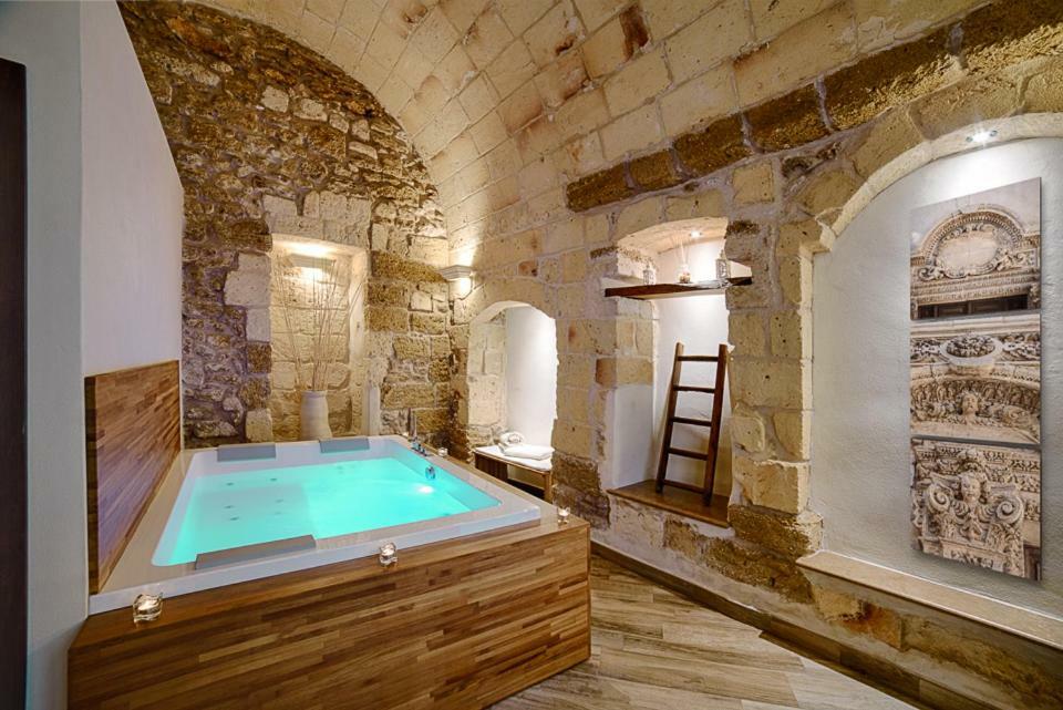 King Suite Spa Bath
