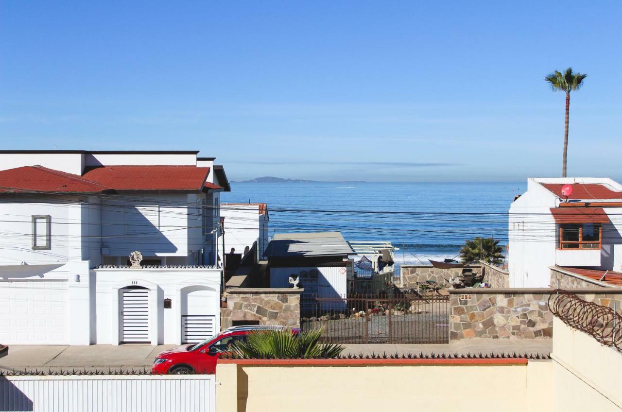 Habitación con cama grande y vistas al mar