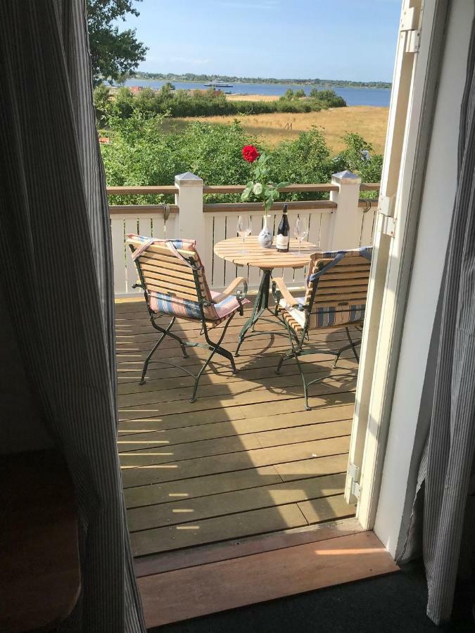 3 sammenhængende værelser med eget badeværelse, terrasse og adgang til fælles køkken