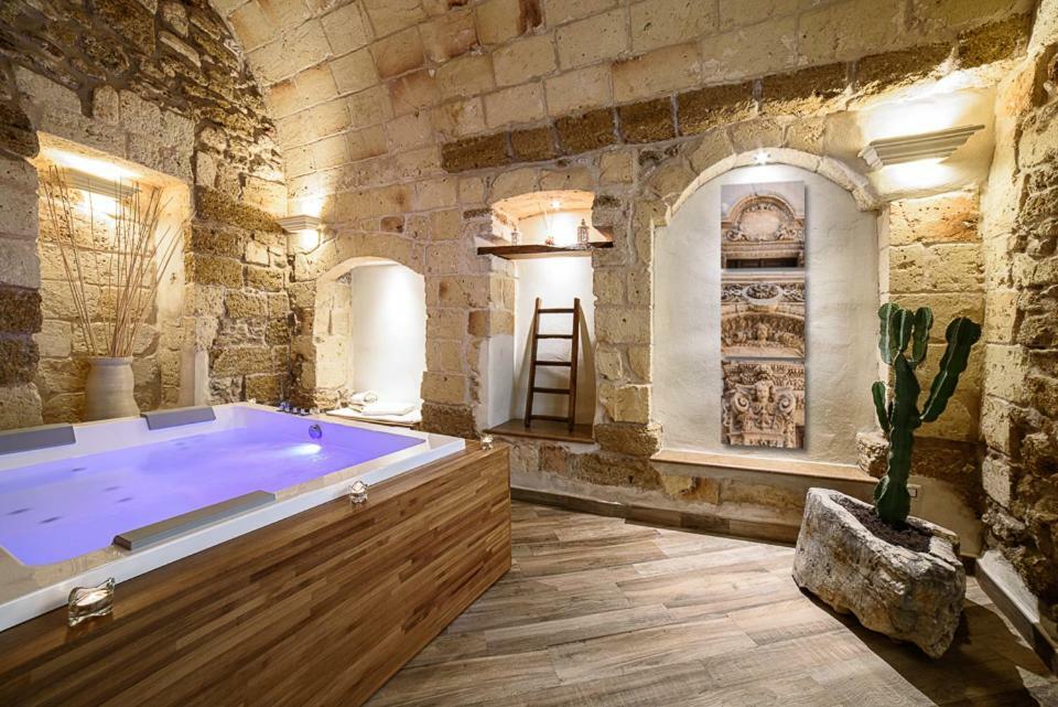 King Suite Spa Bath