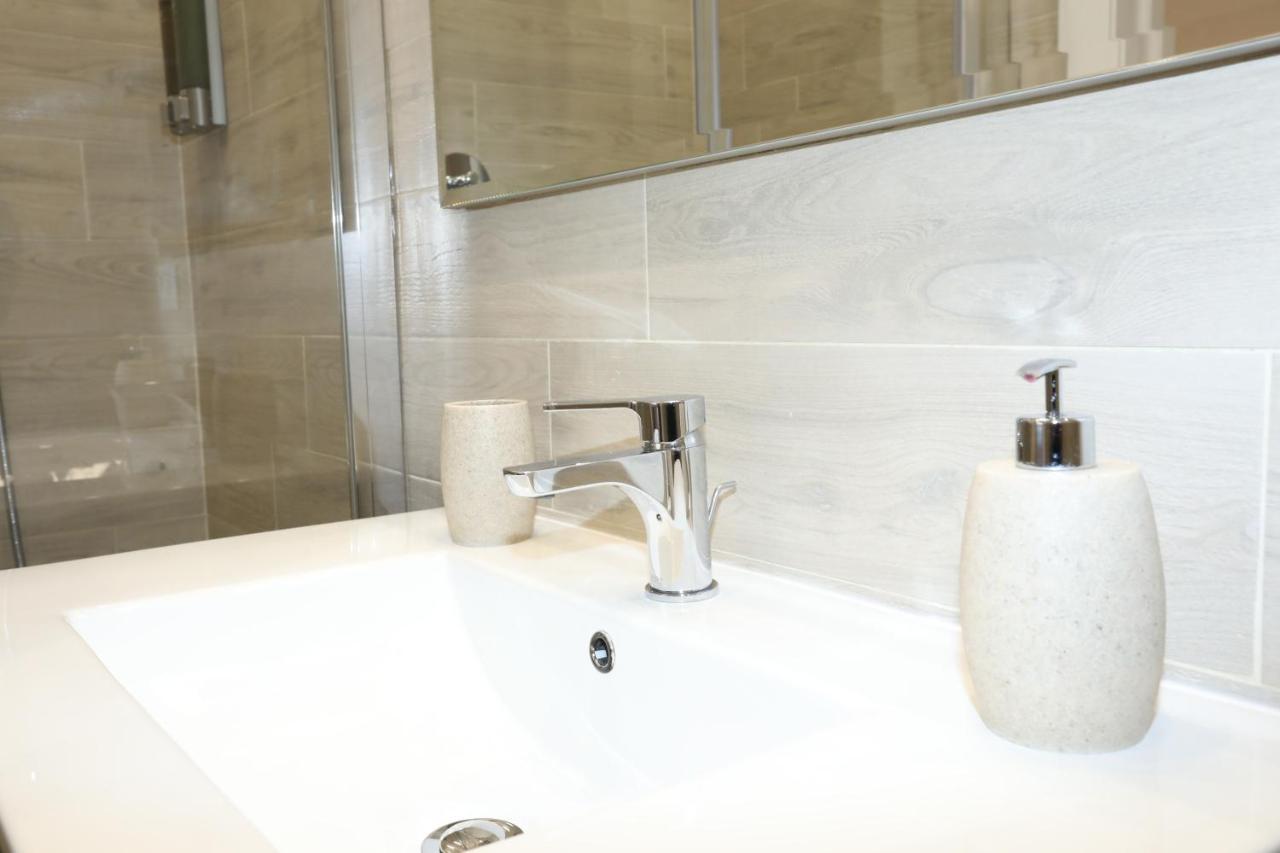 Deluxe Double Room,920607676:JPEG