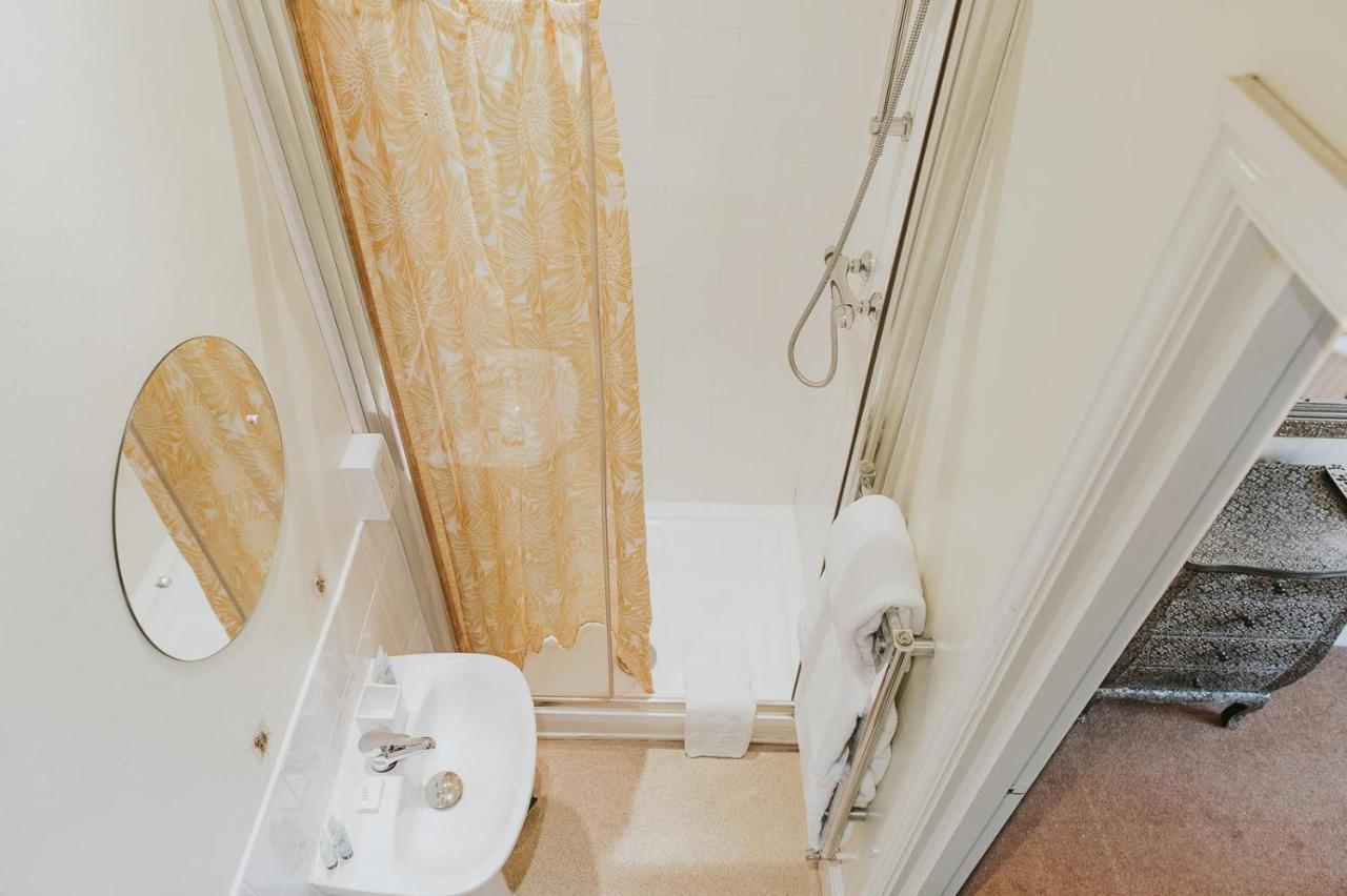 Double ensuite (shower only)