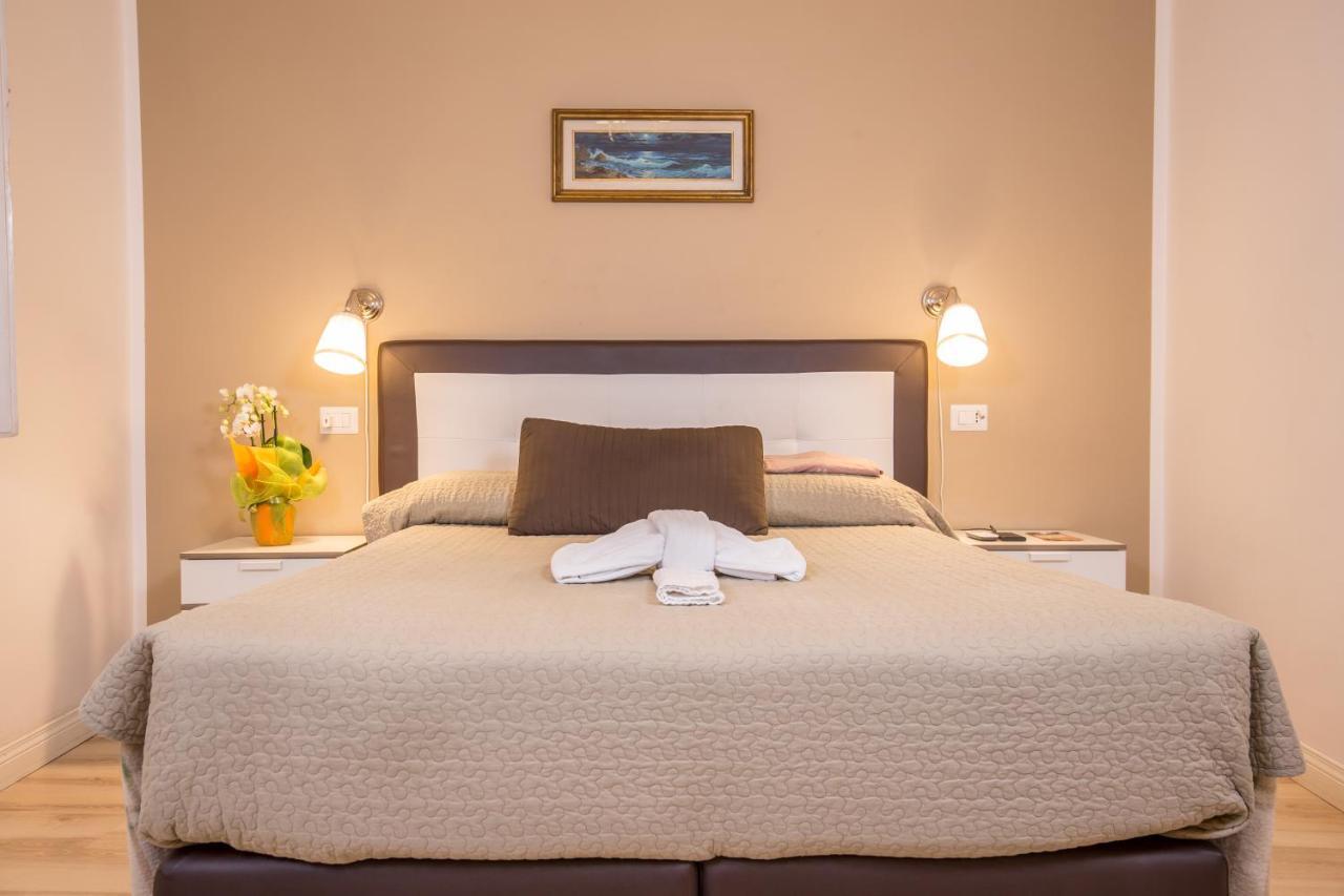 Small Double Room,957404221:JPEG