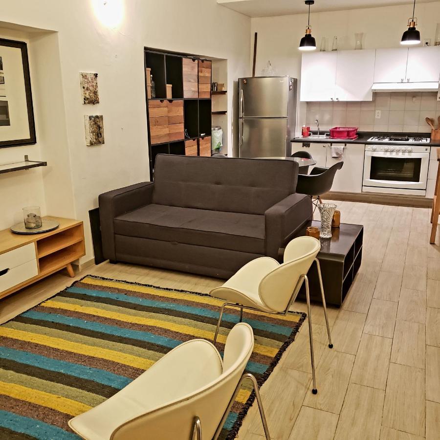 Estudio con cama extragrande y sofá cama