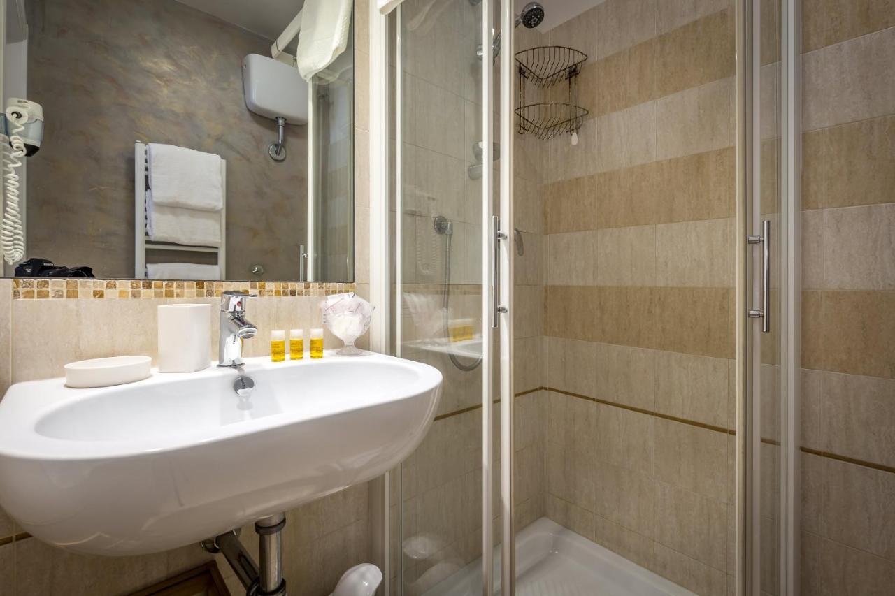 Double or Twin Room Bathroom