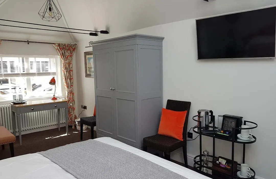 Gilbey'S Bar, Restaurant & Townhouse-1