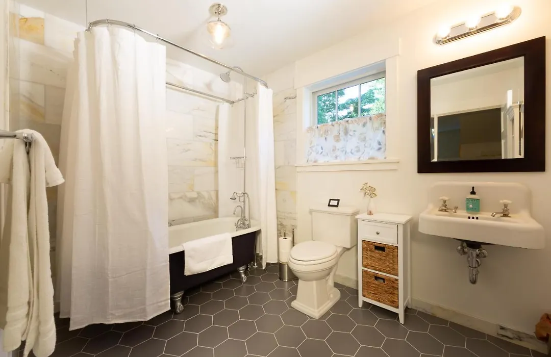 Holly Creek B&B-1