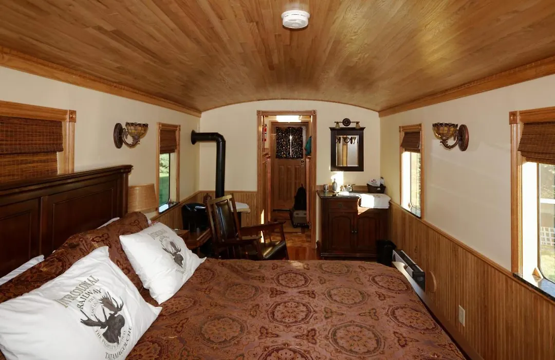 Clearview Station & Caboose B&B-1