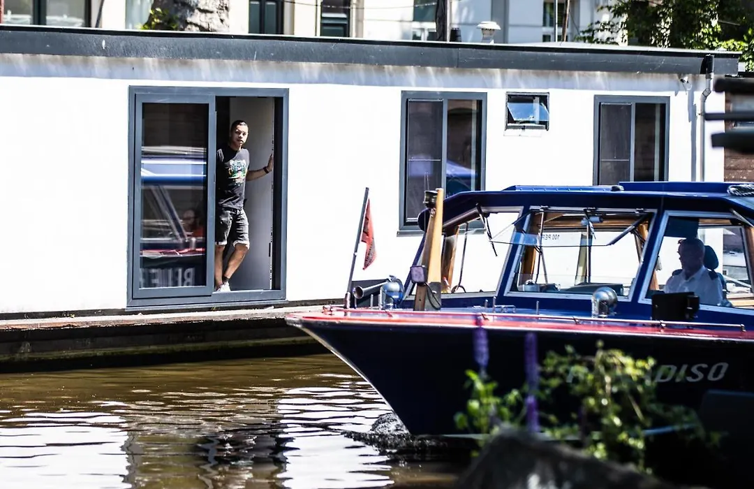 Amsterdam-Houseboat-Amstel-1