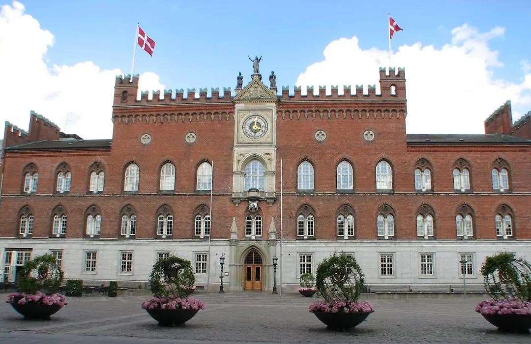 City House With Terrace, Garden And Free Parking-1