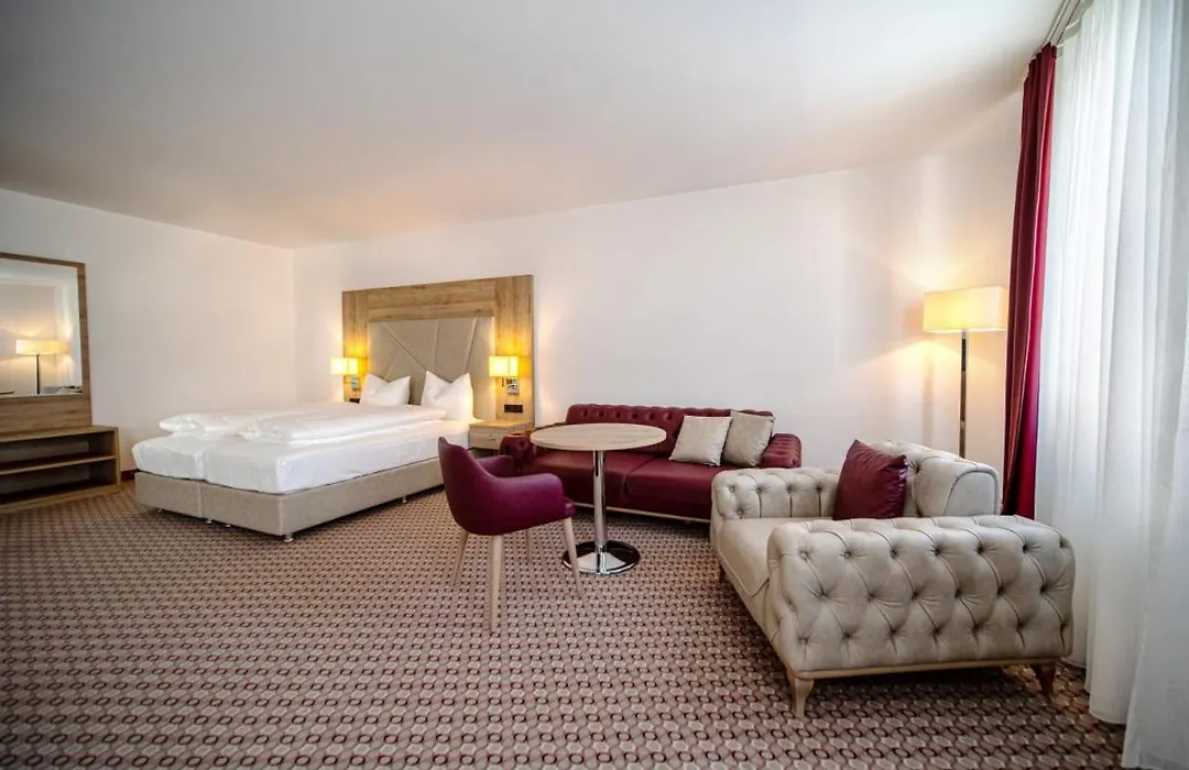 Ee Hotel-1