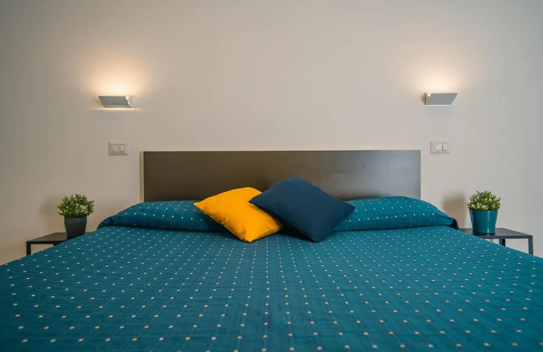 Hub Ferroviario - 12 Posti Letto Per Il Tuo Gruppo A Napoli Con Wifi E Netflix-1
