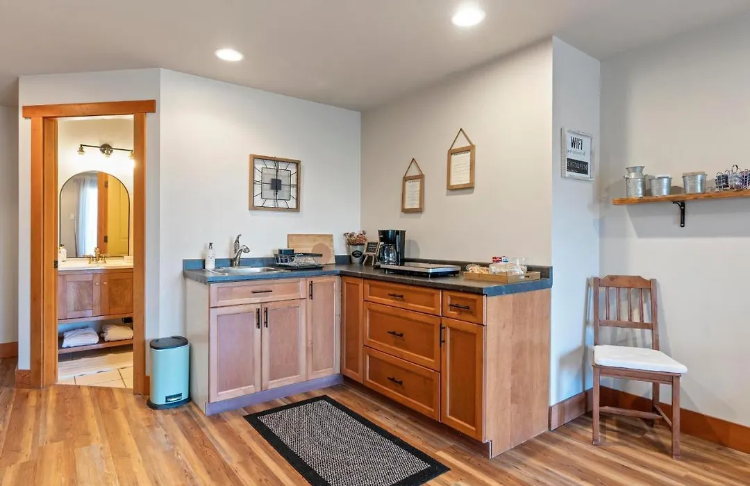 Shawnigan Hills Guest Suite-1