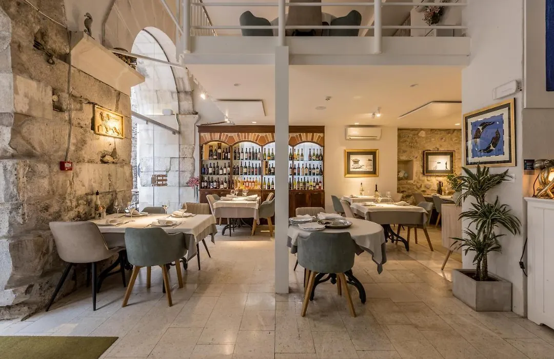 Leonis Restaurant & Rooms-1