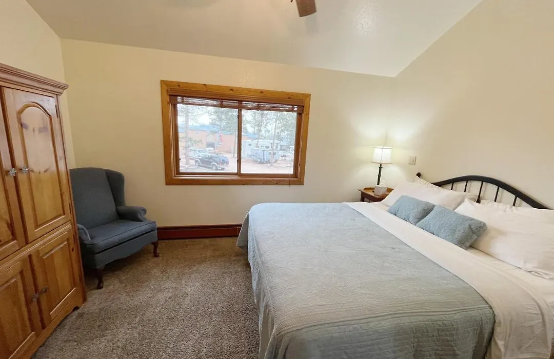Columbine B Cabin Suite-1