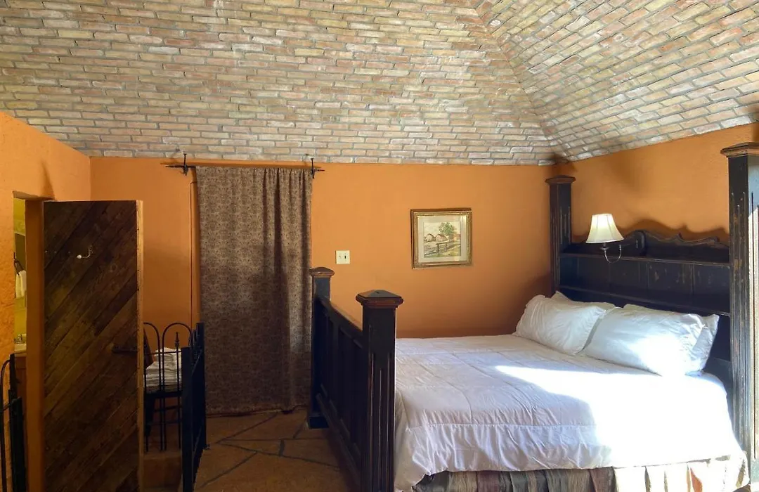 The Trois Estate At Enchanted Rock-1