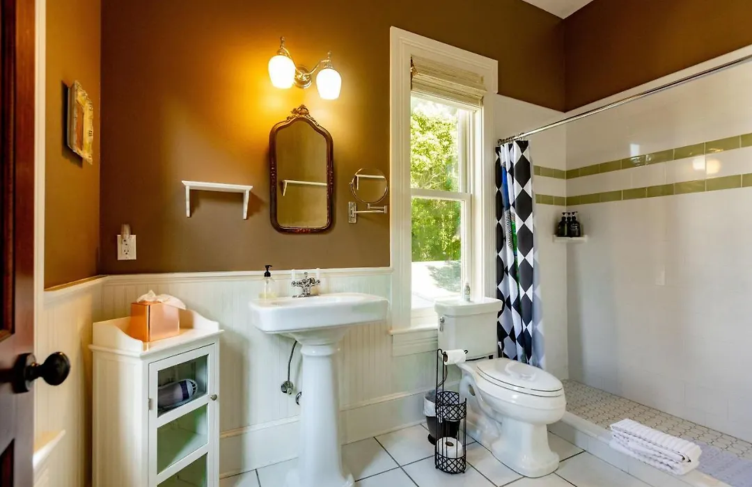 Southern Charm In The Camellia Rose Inn-1