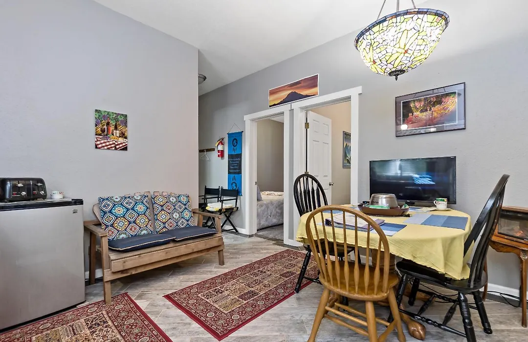 Mountain Meadows Inn & Chalet Suites-1