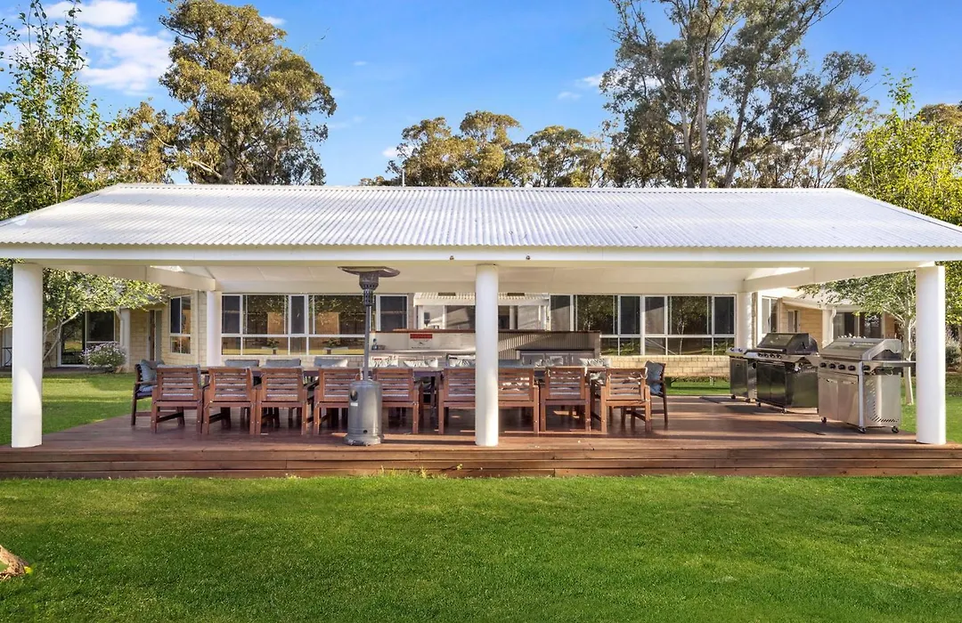 Inn The Tuarts Guest Lodge-1