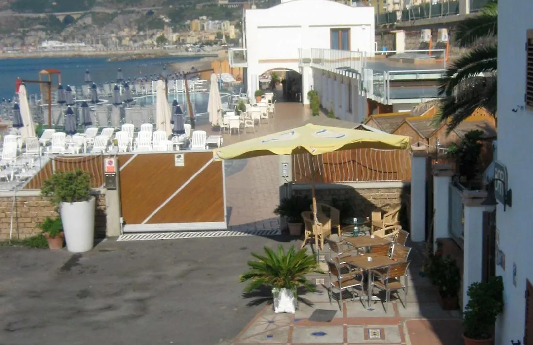 Beach Hotel 14Leoni B&B-1