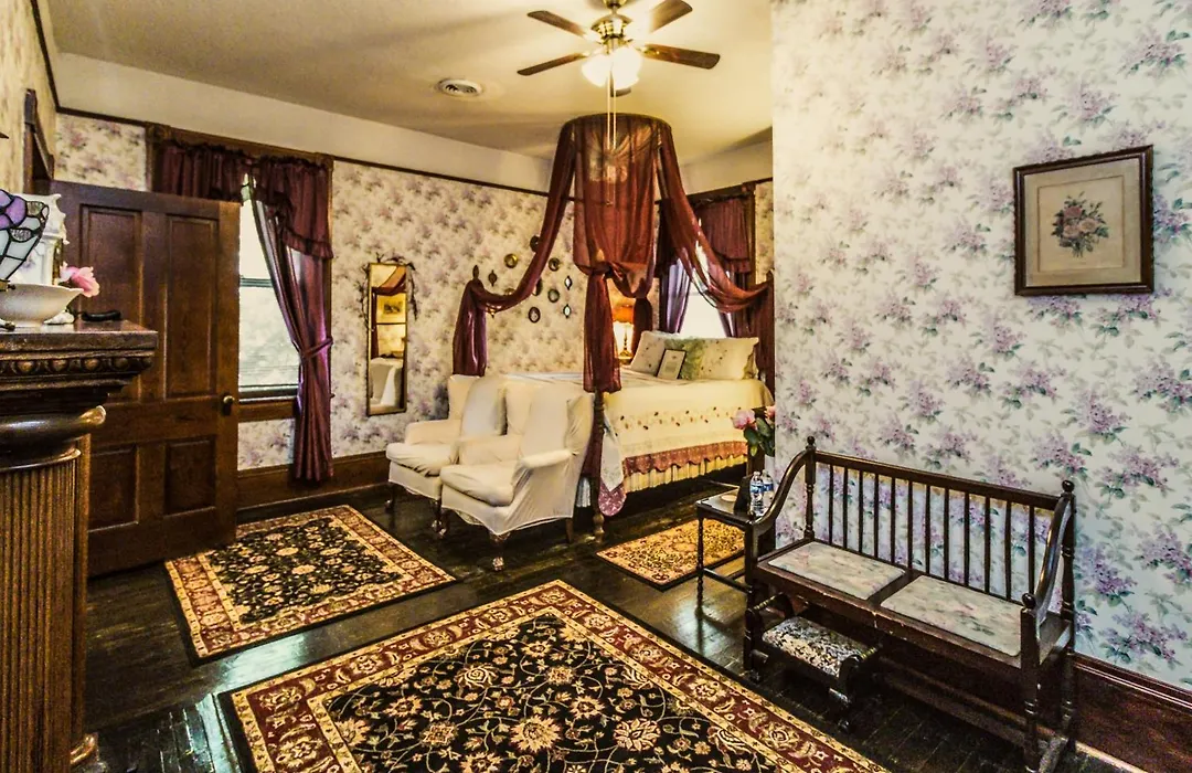 Simmons-Bond Inn Bed & Breakfast-1