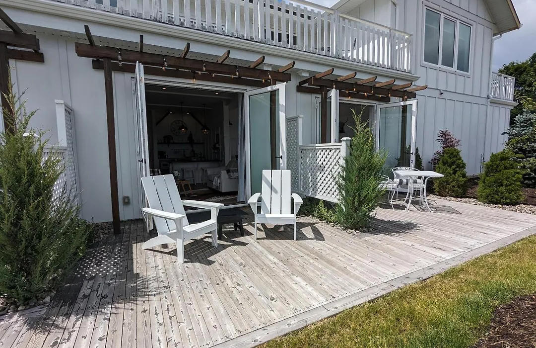 Autumn Lane B&B, Farmhouse Elegance & Stunning Lakeviews-1