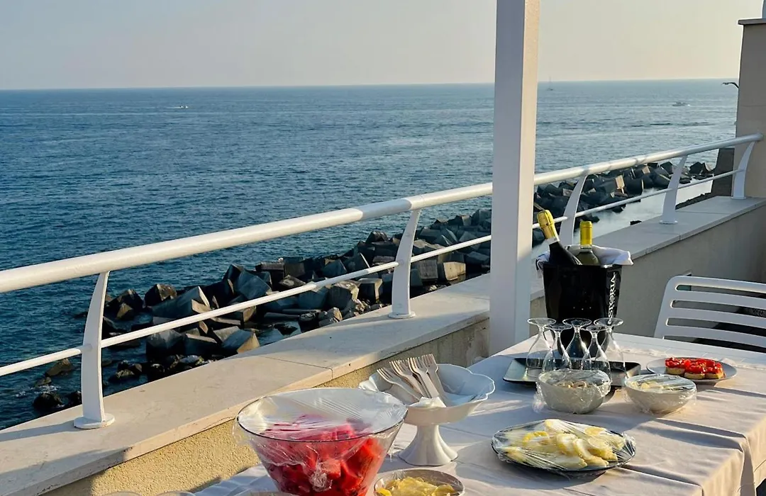 B&B Finestra Sul Mare-1