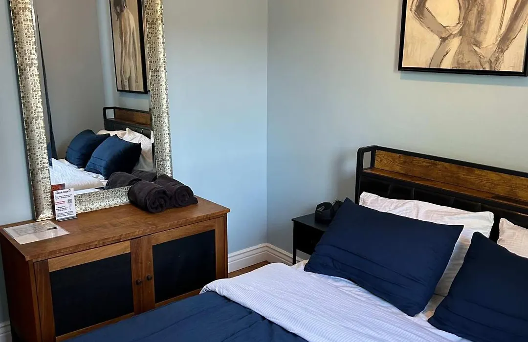 Blue Room In Dorothy'S Bnb-1