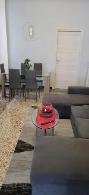 The Friend'S Hause-1