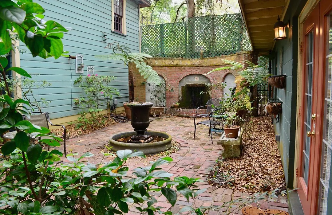 Magnolia Plantation & Cottages-1