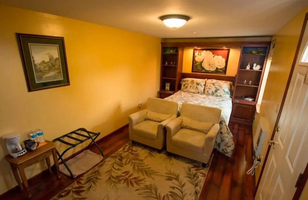 Garden Gate Get-A-Way Bed & Breakfast-1