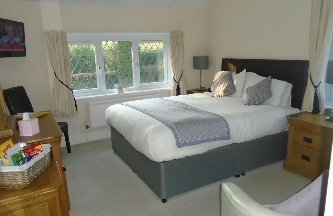 Trumbles Gatwick B&B, Peaceful Stay With Parking & Easy Airport Access-1
