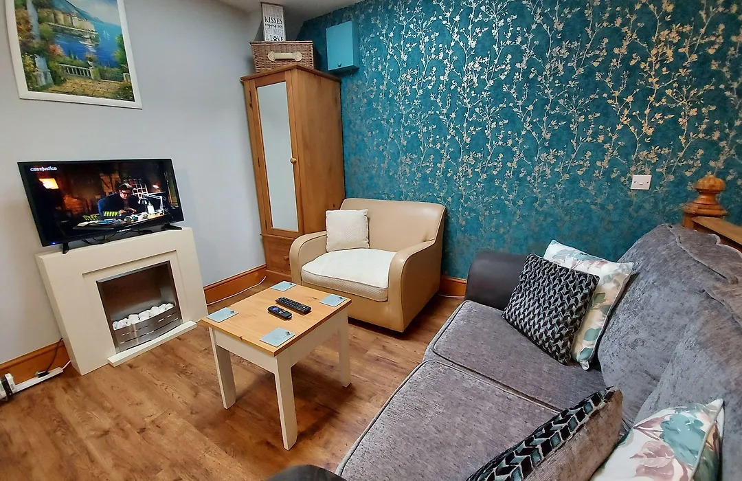 Countryside Retreat: Cosy Room with Fireplace and Balcony Views-1