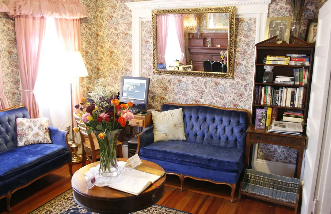 The Coolidge Corner Guest House: A Brookline Bed And Breakfast-1