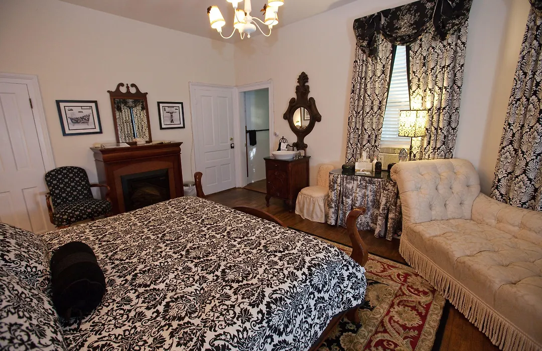 Inn On Poplar Hill-1